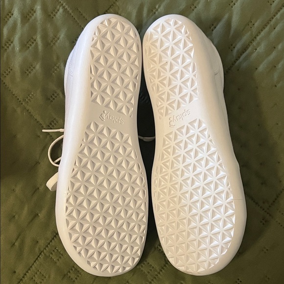 NWT Splay Barefoot White Sneakers - Picture 4 of 6